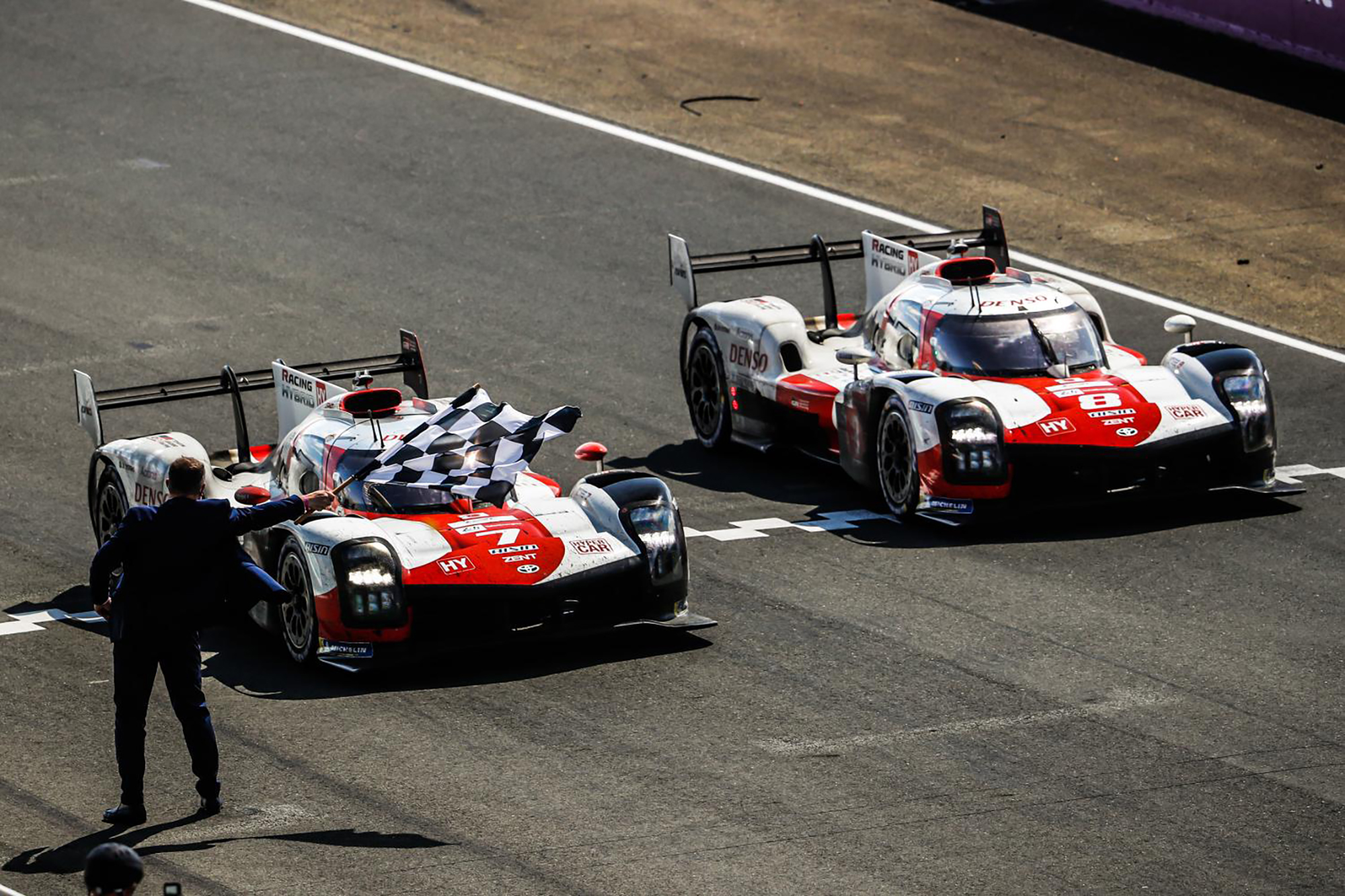 Les deux Toyota franchissent la ligne d'arrivée aux 24 Heures du Mans
