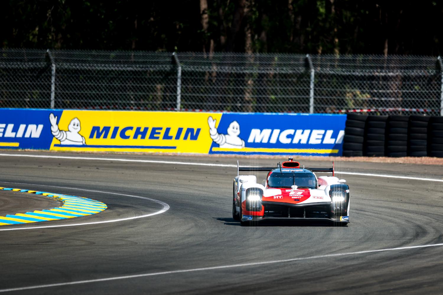 La Toyota #8, pilotée par Sébastien Buemi, Kazuki Nakajima et Brendon Hartley aux 24 Heures du Mans 2021