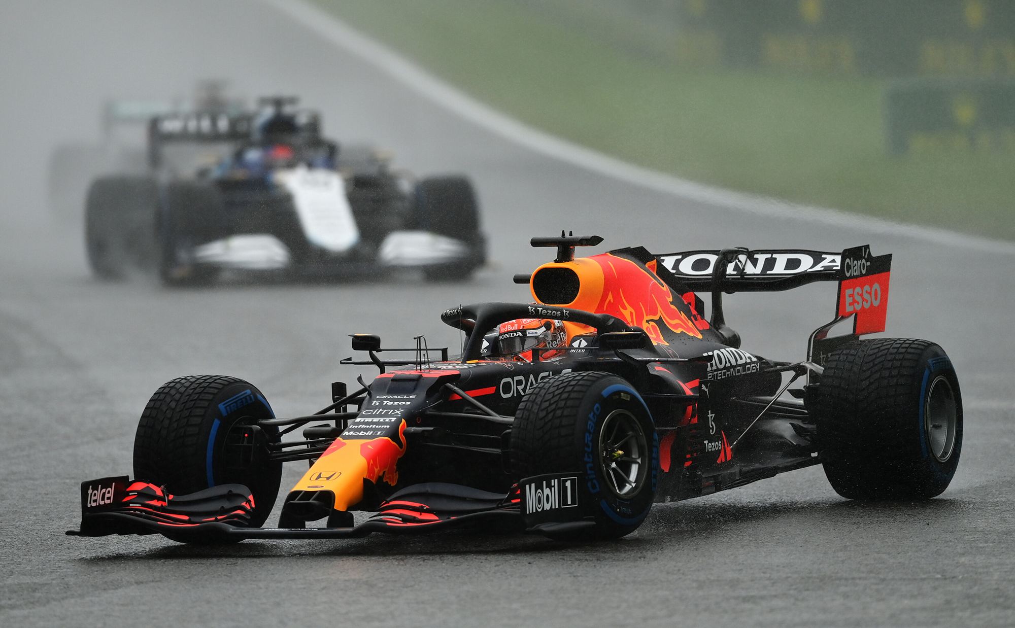 Max Verstappen devant George Russell lors du GP de Belgique 2021