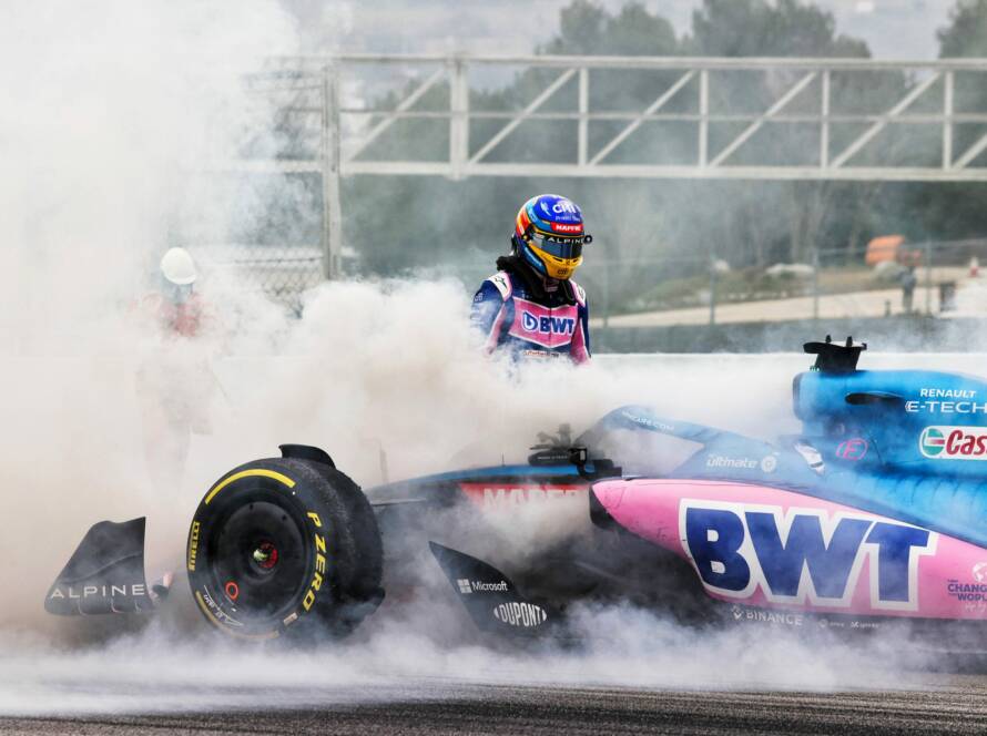 Fernando Alonso sortant de son Alpine à Barcelone