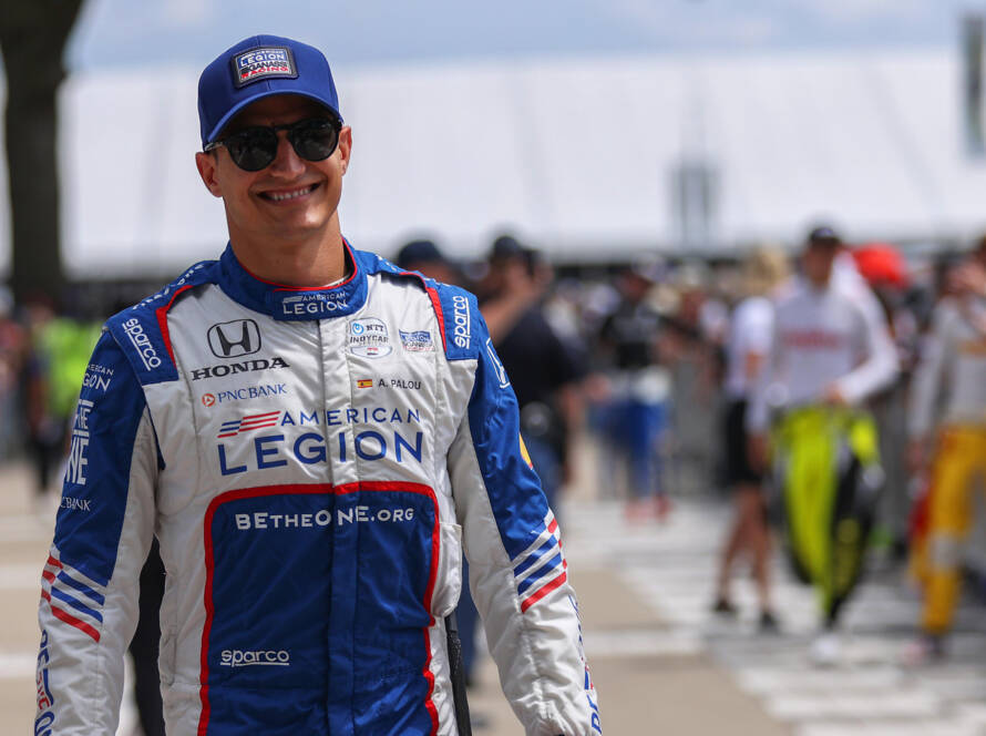 Le pilote du Chip Ganassi Racing Alex Palou, souriant en combinaison