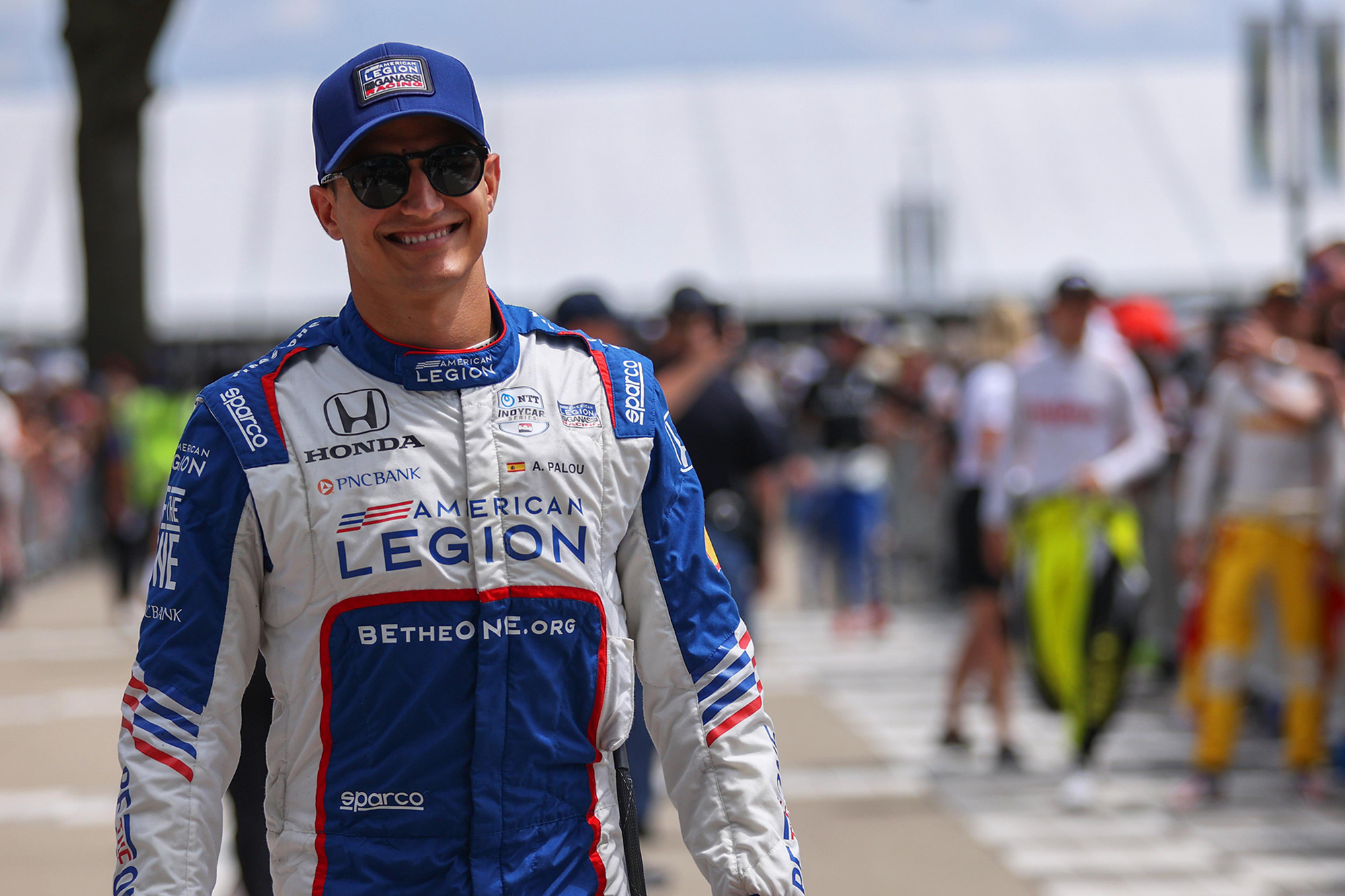 Le pilote du Chip Ganassi Racing Alex Palou, souriant en combinaison