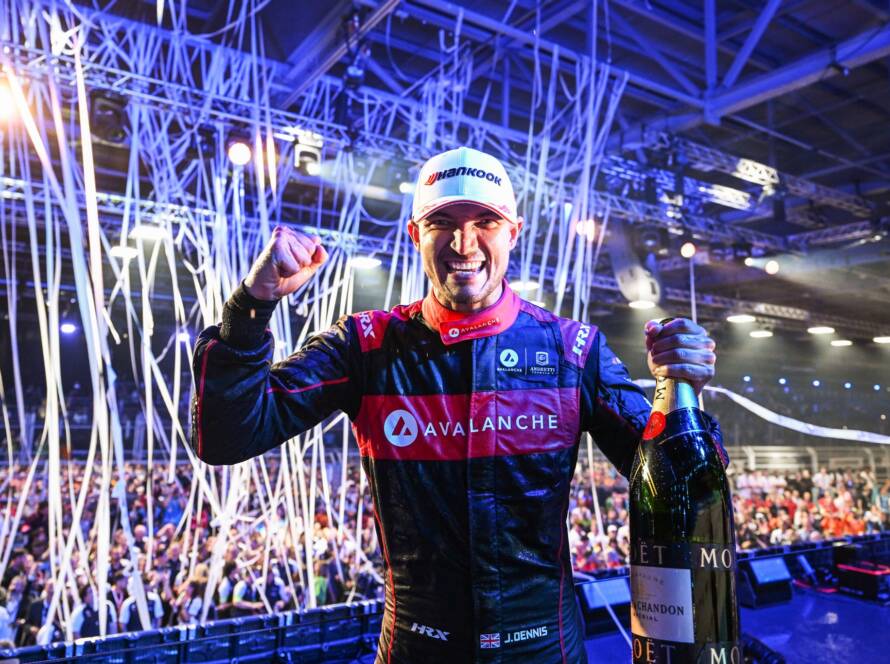 Jake Dennis fête son titre de champion du monde de Formule E