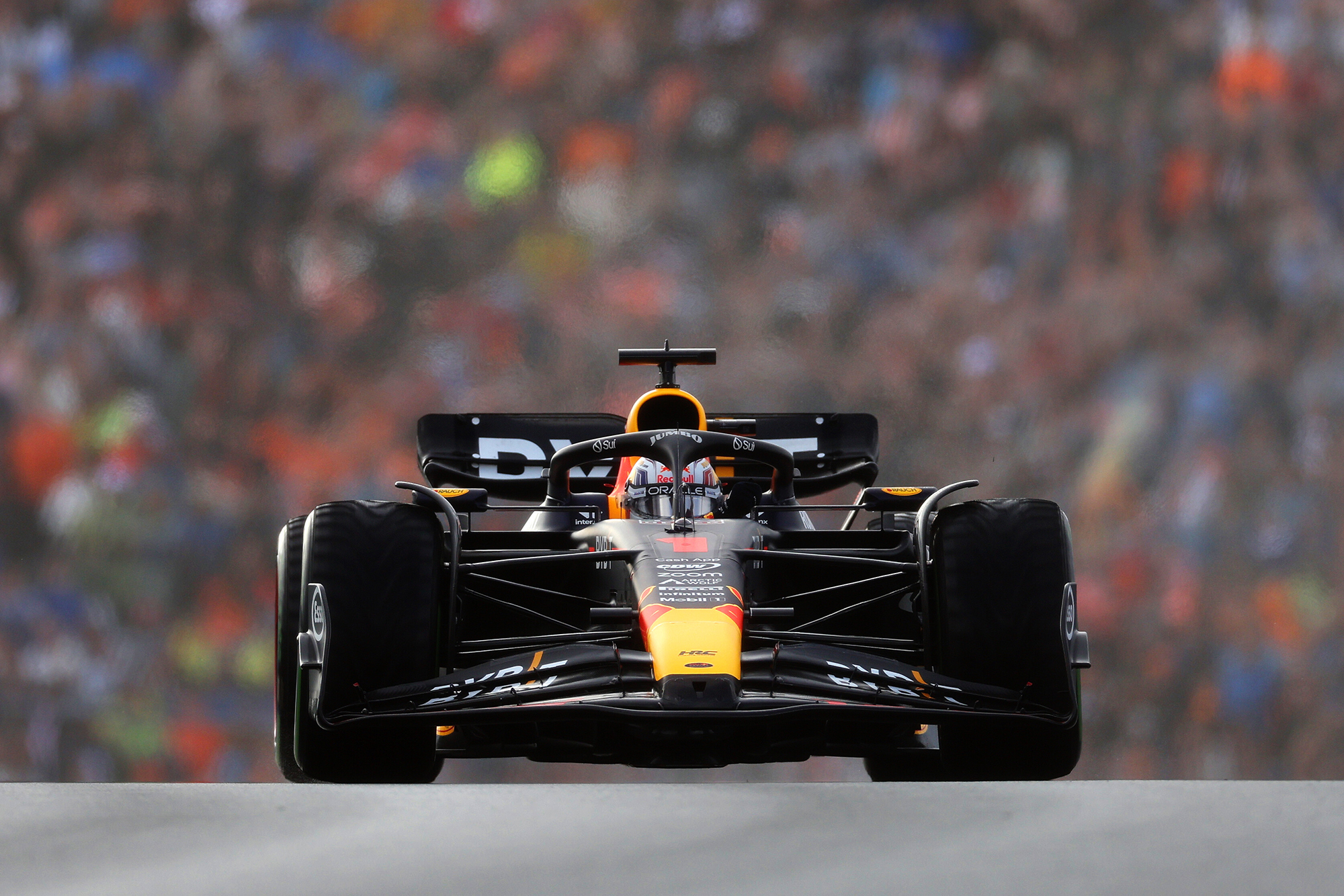 Max Verstappen dans sa Red Bull lors du Grand Prix des Pays-Bas 2023 sur le circuit de Zandvoort.