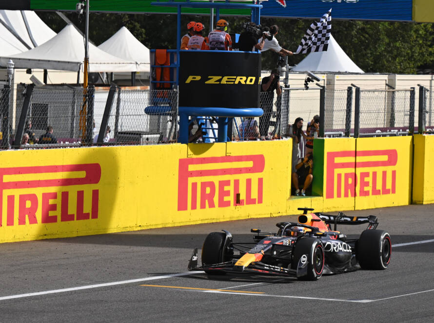 Max Verstappen franchit la ligne d'arrivée du Grand Prix d'Italie de Formule 1 au volant de sa Red Bull RB19