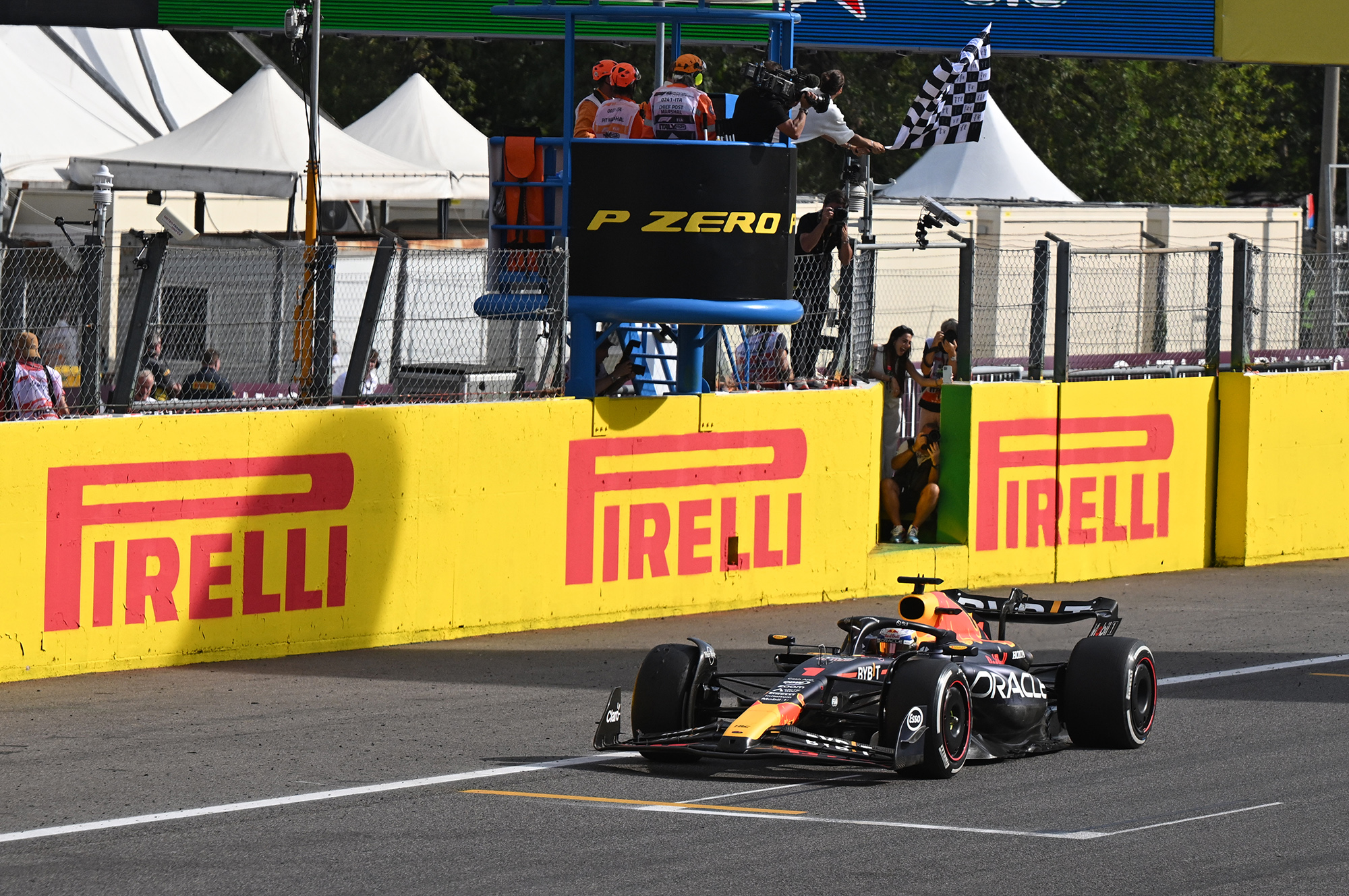 Max Verstappen franchit la ligne d'arrivée du Grand Prix d'Italie de Formule 1 au volant de sa Red Bull RB19