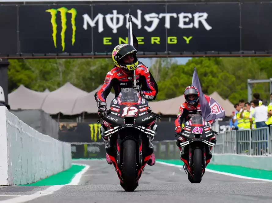 Aleix Espargaró fête sa victoire sur l'Aprilia n°12 de Maverick Viñales, pendant que Viñales est sur l'Aprilia numéro 41 d'Aleix Espargaró