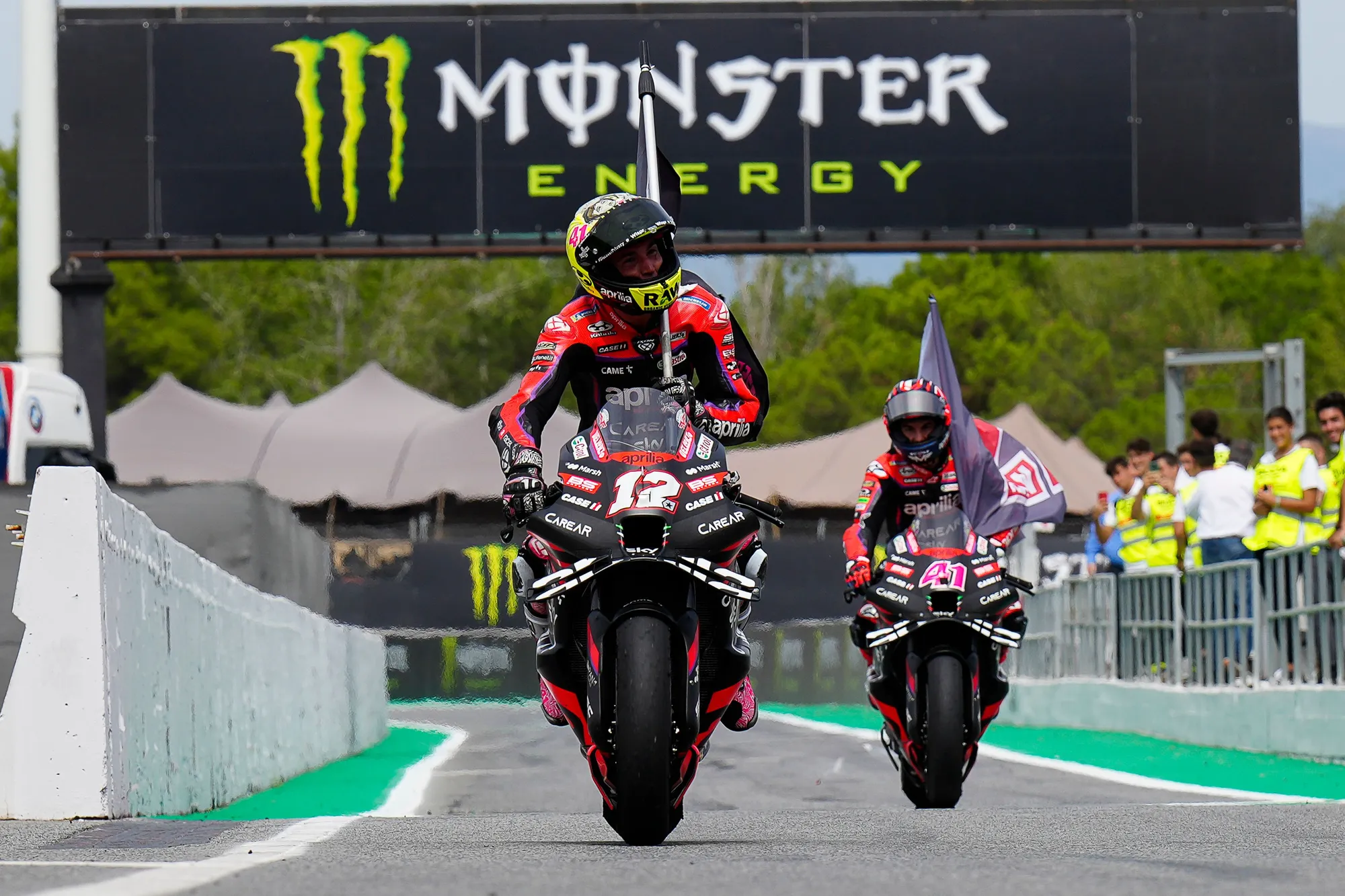 Aleix Espargaró fête sa victoire sur l'Aprilia n°12 de Maverick Viñales, pendant que Viñales est sur l'Aprilia numéro 41 d'Aleix Espargaró