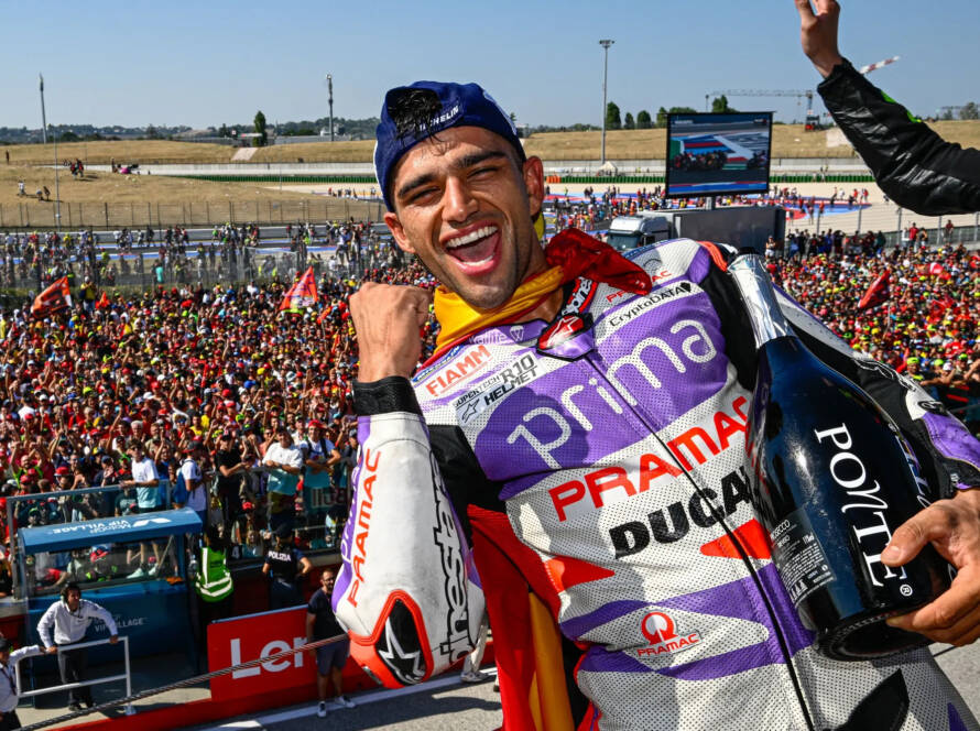 Jorge Martin, vainqueur du Grand Prix de Saint-Marin 2023 de MotoGP, célèbre sa victoire sur le podium