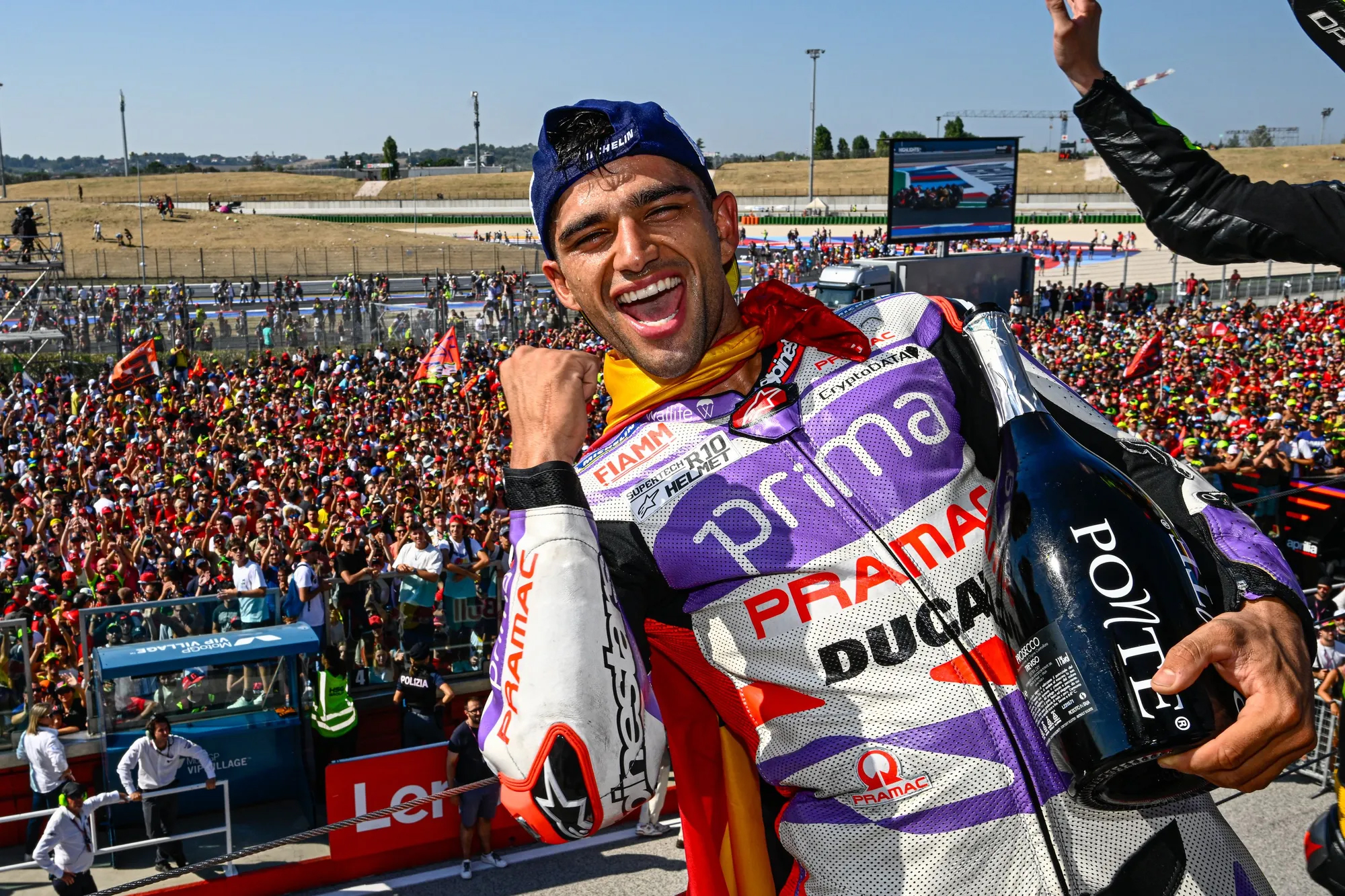 Jorge Martin, vainqueur du Grand Prix de Saint-Marin 2023 de MotoGP, célèbre sa victoire sur le podium