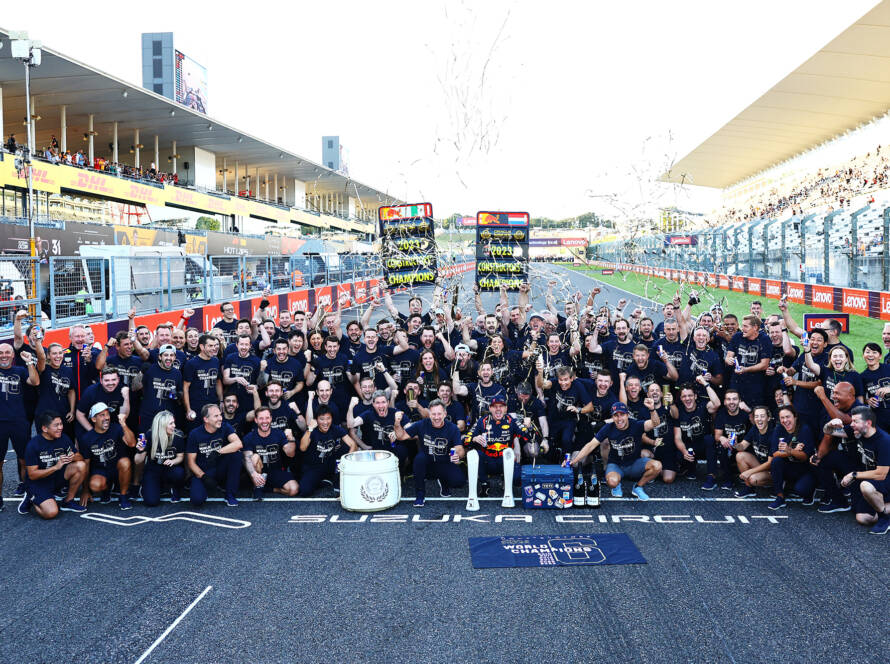 L'écurie de Formule 1 Red Bull Racing célèbre son titre mondial dans la ligne droite des stands du circuit de Suzuka, au Japon.