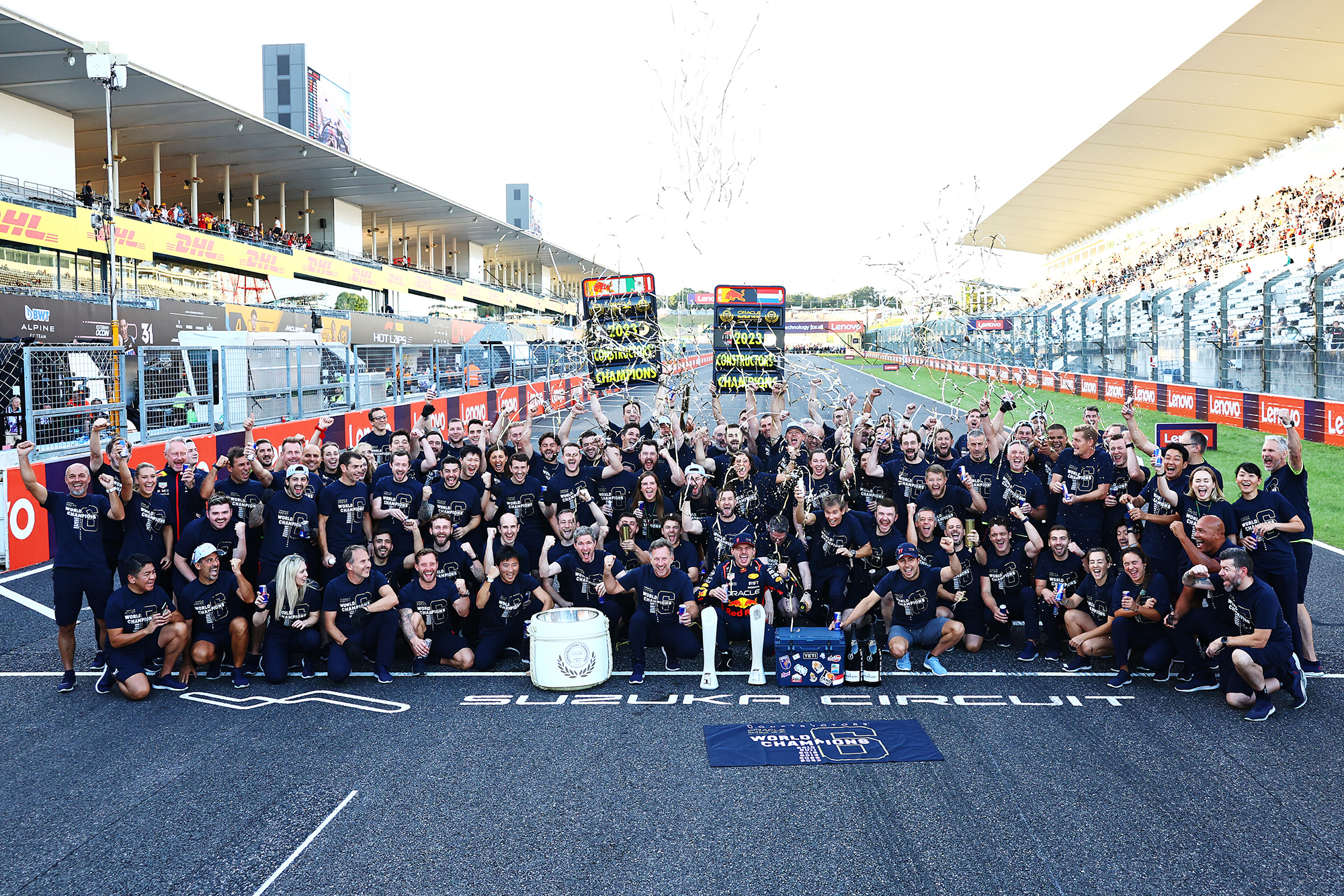 L'écurie de Formule 1 Red Bull Racing célèbre son titre mondial dans la ligne droite des stands du circuit de Suzuka, au Japon.