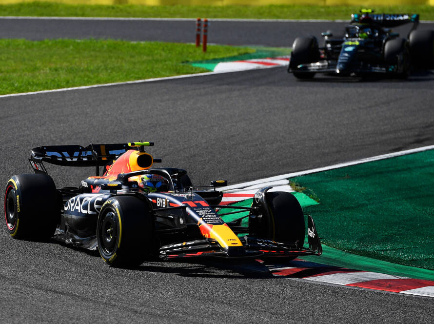 Sergio Pérez au volant de sa Red Bull RB19 lors du Grand Prix du Japon de Formule 1 2023, il devance Lewis Hamilton dans sa Mercedes W14 dans la dernière chicane du circuit de Suzuka.