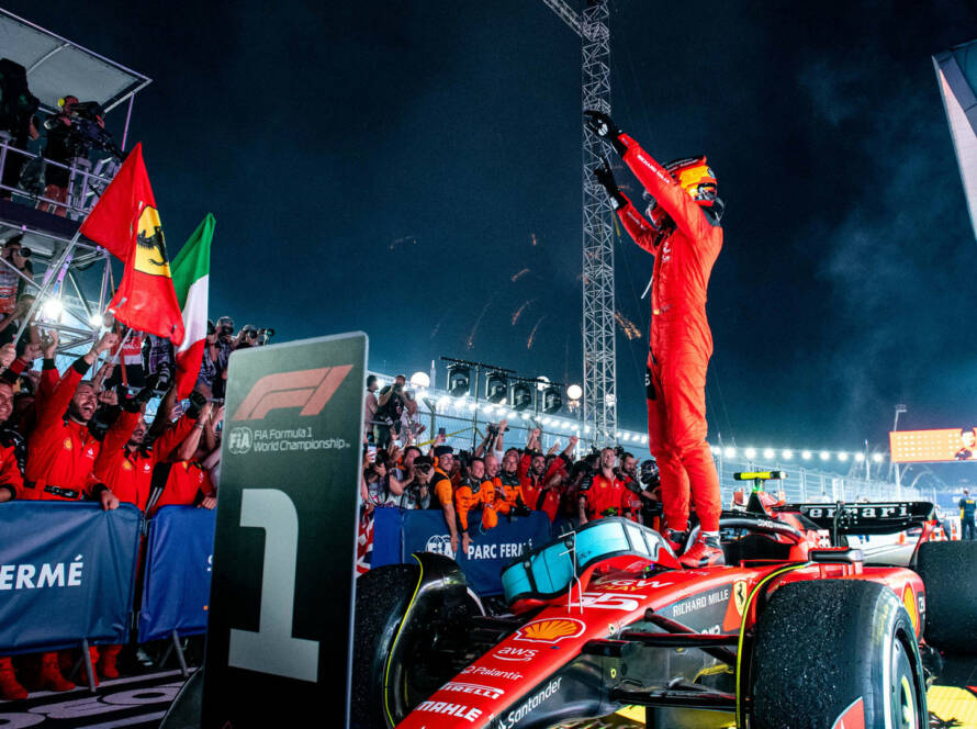 Carlos Sainz sort de sa Ferrari SF-23 et célèbre sa victoire lors du Grand Prix de Singapour de Formule 1 2023