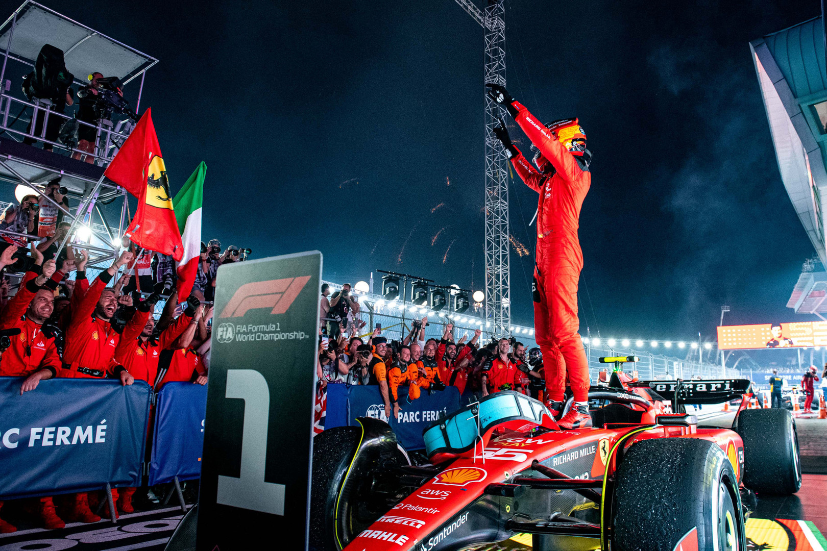 Carlos Sainz sort de sa Ferrari SF-23 et célèbre sa victoire lors du Grand Prix de Singapour de Formule 1 2023